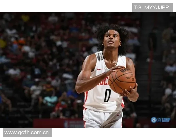 费尔斯半场表现出色8中5三分2中1贡献12分并送出3次助攻